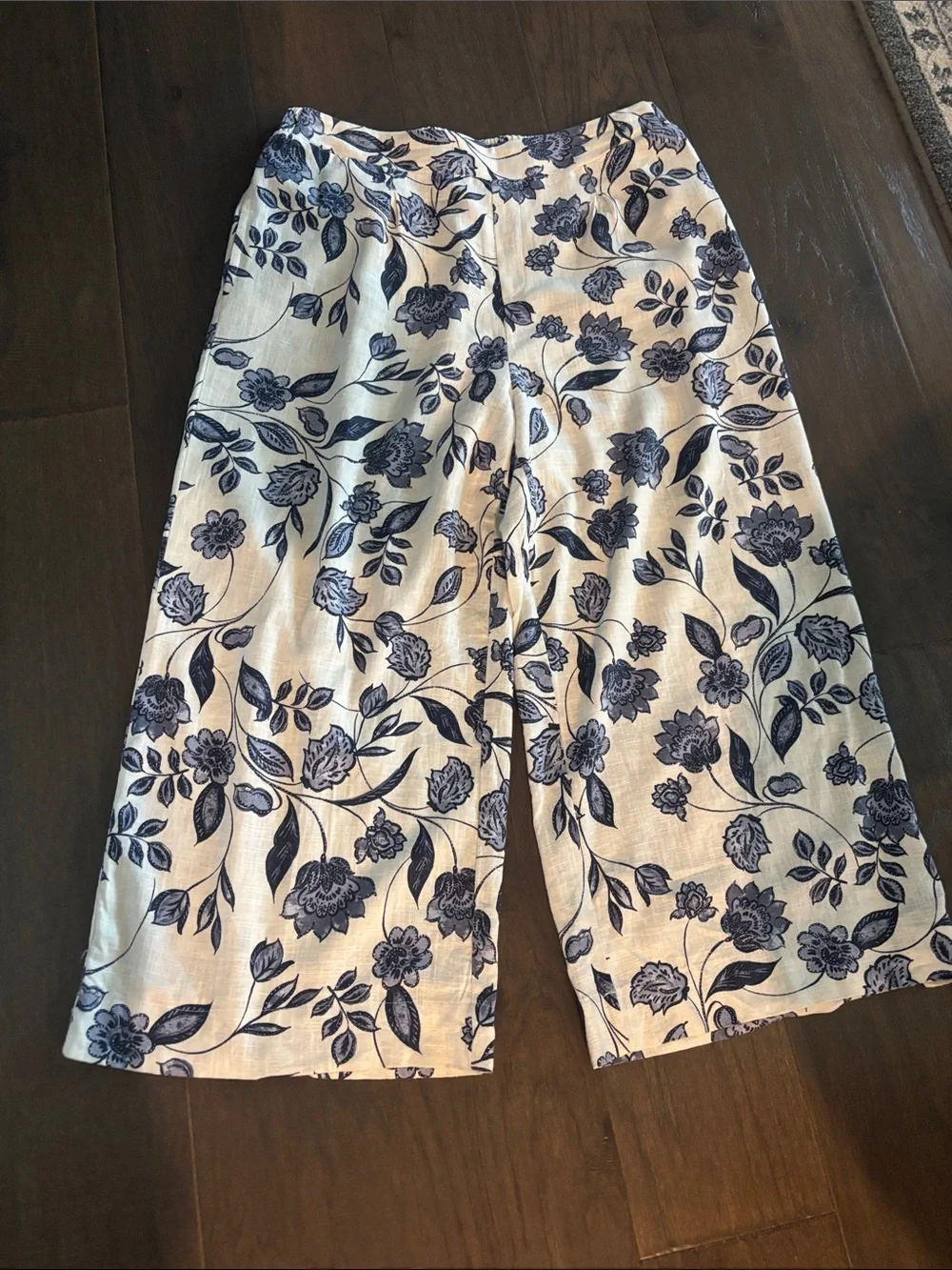 Ella Moss White and Navy Floral Wide-Leg Bermuda Shorts